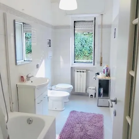 Centrum Twin & Triple Shared Bath * Genua